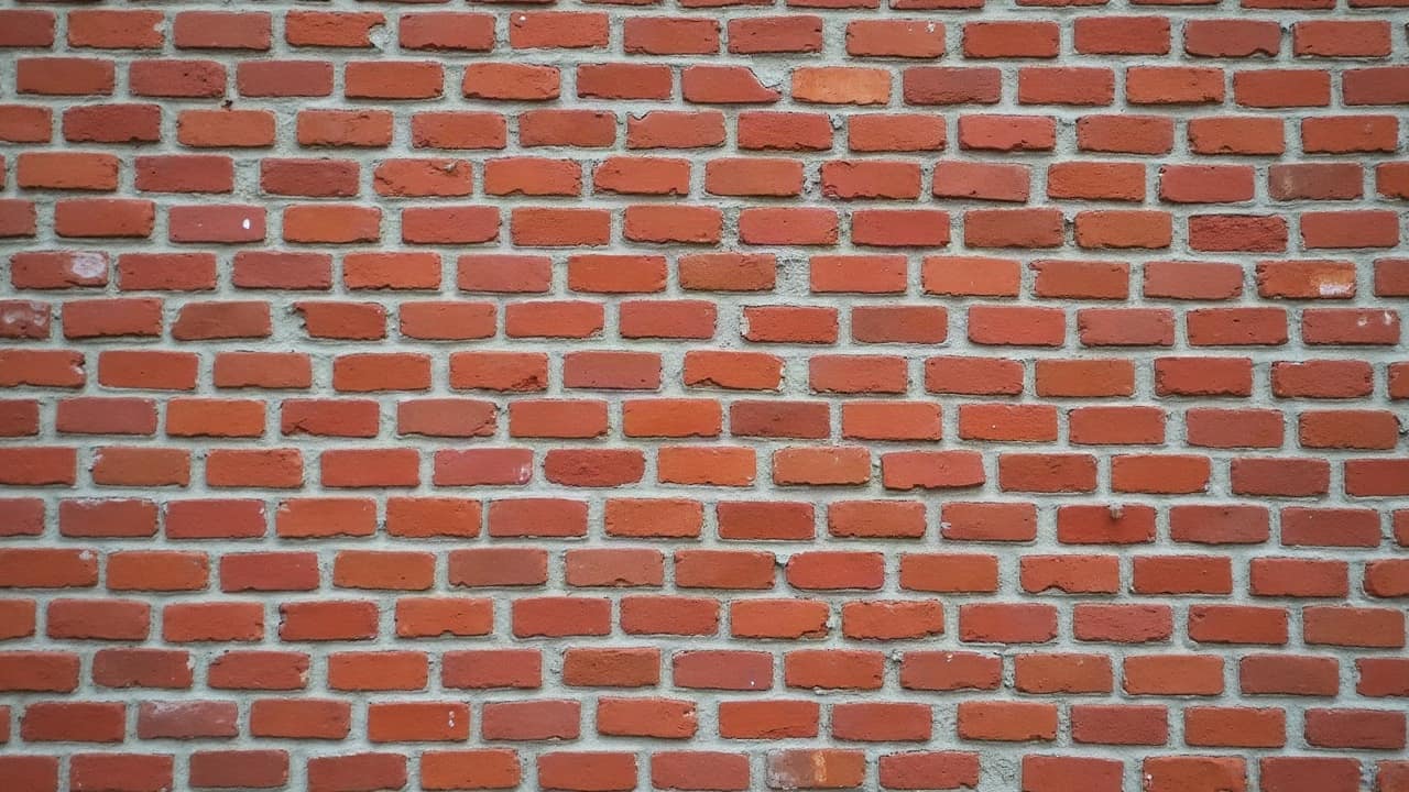Façade en brique rouge dont les joints ont été rejointoyés dans une teinte légèrement différente de la matière d'origine